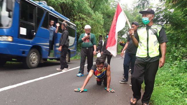 Cabup Jagoan Unggul, Pedagang Siomai Gunungkidul Merangkak 25 Kilometer