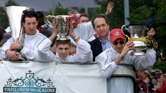 Gerard Houllier (kanan) meraih treble gelar bersama Liverpool pada musim 2000/01. [AFP]