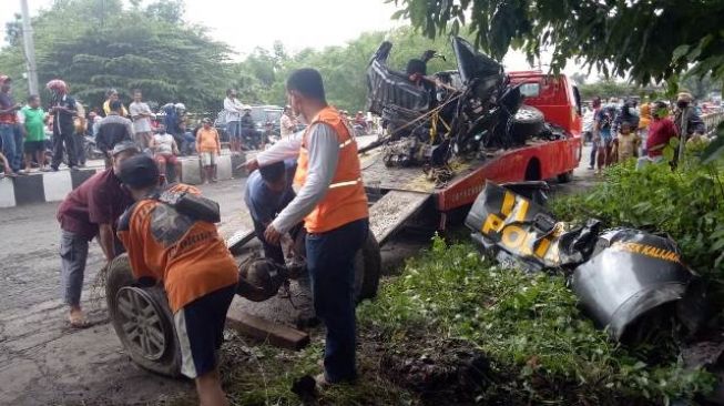 Mobil Patroli Ditabrak KA Brantas dari Pasar Senen, 2 Polisi Tewas