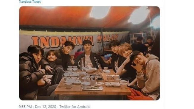 Lokal Banget! Viral Warganet Edit Foto Idol Kpop Makan di Warung Penyetan