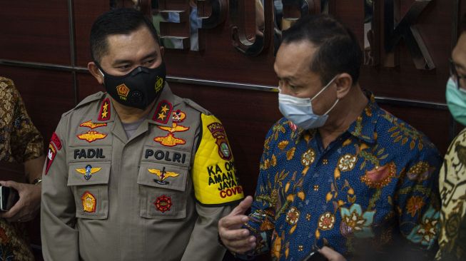 Kapolda Metro Jaya Irjen Pol. Fadil Imran (kiri) bersama Ketua Komnas HAM Ahmad Taufan Damanik (kanan) menjawab pertanyaan wartawan usai dimintai keterangan di Menteng, Jakarta, Senin (14/12/2020).  [ANTARA FOTO/Aditya Pradana Putra]