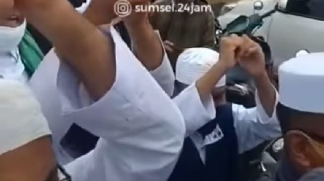 Pendukung Rizieq Shihab saat datangi kantor polisi di Polsek [Jepretaninstagram]