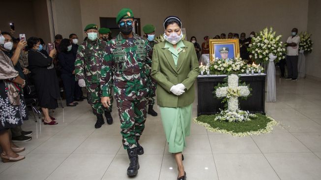 Kepala Staf Angkatan Darat (KSAD) Jenderal TNI Andika Perkasa (kedua kanan) didampingi istri bersiap mengikuti upacara persemayaman jenazah Wakil Kepala Staf Angkatan Darat (Wakasad) Letnan Jenderal TNI Herman Asaribab di RSPAD Gatot Soebroto, Jakarta, Senin (14/12/2020). [ANTARA FOTO/Dhemas Reviyanto]