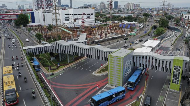 Foto udara sejumlah kendaraan melintas di kawasan Simpang Lima Senen, Jakarta, Selasa (15/12/2020). [Suara.com/Angga Budhiyanto]