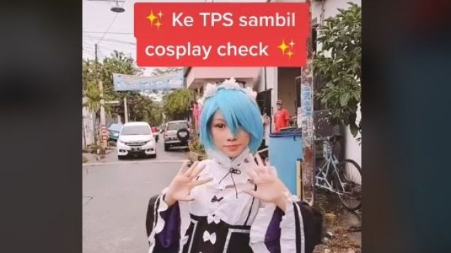 Unik! Perempuan Ini Cosplay saat Nyoblos Pilkada 2020, Gayanya Jadi Sorotan