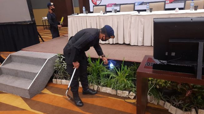 Personel Brimob Polda Sumut melakukan sterilisasi dalam rapat pleno terbuka rekapitulasi hasil penghitungan suara Pilkada Medan. [Foto: Istimewa]