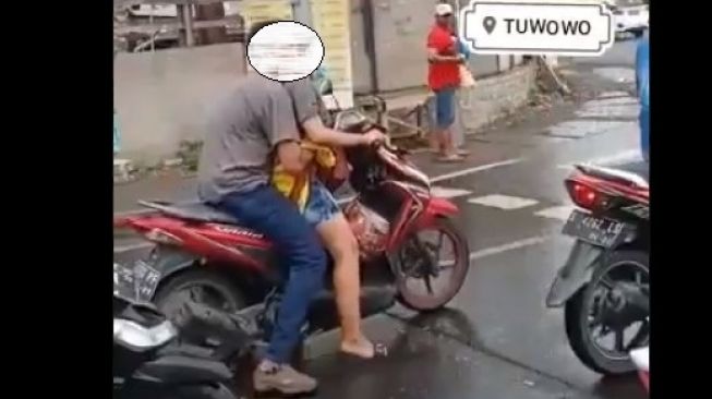 Aksi pria melakukan hal tak senonoh di atas motor (Twitter)