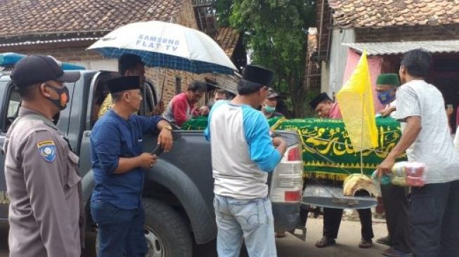 Warga Tak Mau Bawa, Edi Bersyukur Jenazah Orang Tuanya Diangkut Polisi