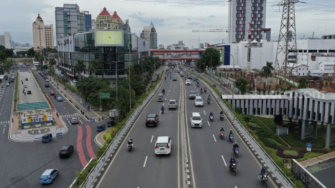 Foto udara sejumlah kendaraan melintas di kawasan Simpang Lima Senen, Jakarta, Selasa (15/12/2020). [Suara.com/Angga Budhiyanto]