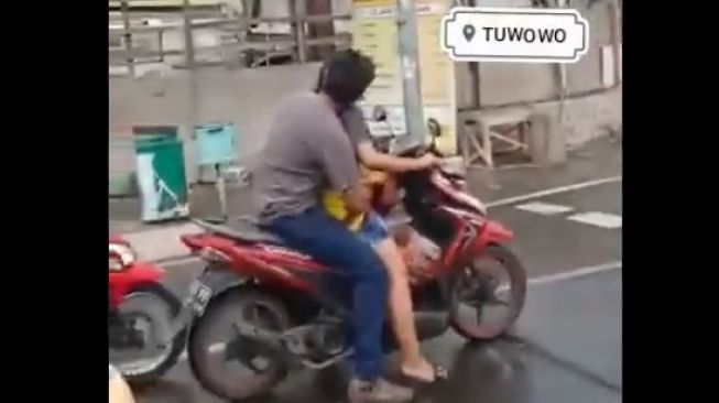 Viral Aksi Sejoli Mesum di Atas Motor, Warganet: Zina On The Road!