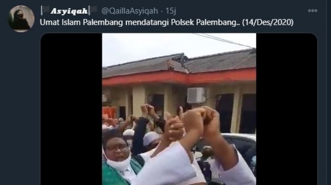 Pendukung Habib Rizieq Palembang menyerahkan diri ke Polsek. (Twitter/@QaillaAsyiqah)