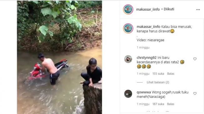 Seorang pria memandikan sepeda motor di sungai. (Instagram/makassar_iinfo)