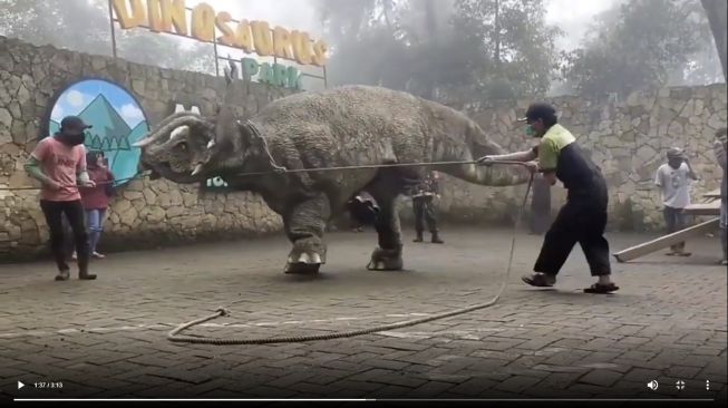 Proses pemindahan Dinosaurus dari dalam truck ke dalam Dinosaurus Park. - (Instagram/@mojosemiforestpark)