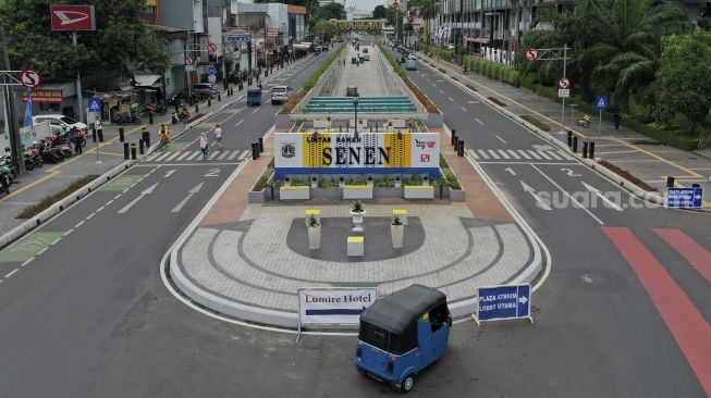 Foto udara sebuah bajaj berhenti di dekat Lintas Bawah Senen, Jakarta, Selasa (15/12/2020). [Suara.com/Angga Budhiyanto]