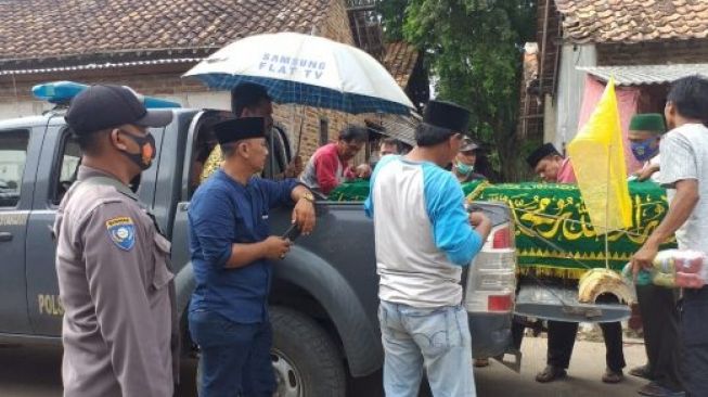 Kesulitan Sewa Kendaraan, Jenazah di Serang Diantar Pakai Mobil Polisi