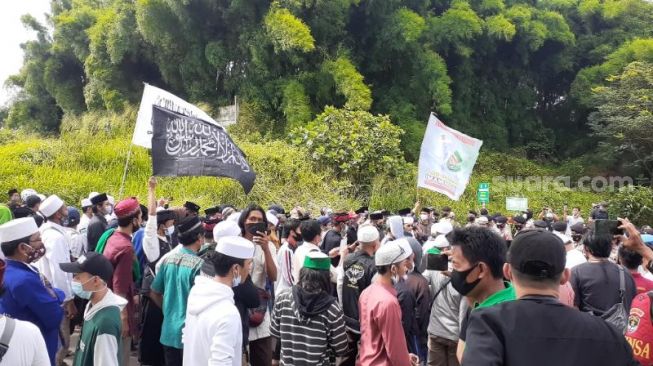 Massa aksi damai pecinta Habib Rizieq Shihab mulai bergerak menuju Polres Tangsel, Selasa (15/12/2020). [Suara.com/Wivy]