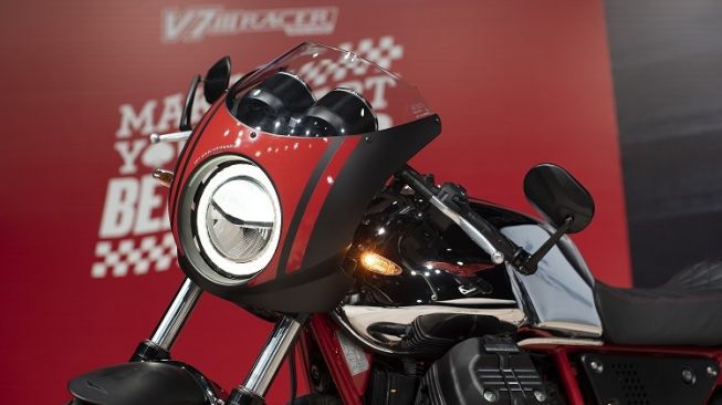 Moto Guzzi V7 III Racer 10th Anniversary.dengan fairing baru [Piaggio Indonesia].