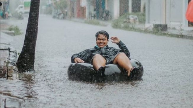 Viral Jalanan di Bali Beralih Fungsi, Berubah Jadi Wahana Berselancar Air