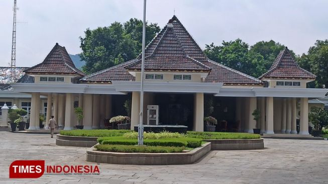 Bupati Majalengka Bertemu Juru Kunci Makam Keramat, Ada Apa?