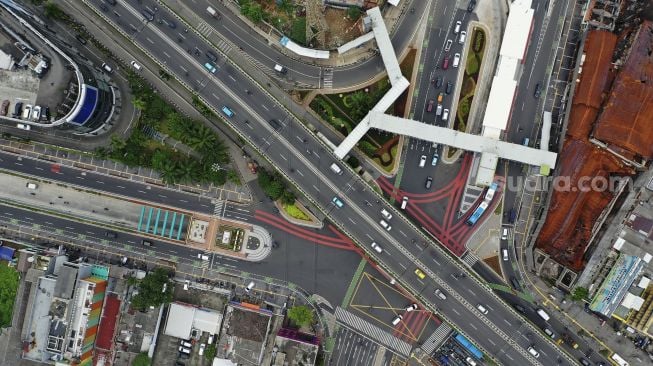 Foto udara sejumlah kendaraan melintas di kawasan Simpang Lima Senen, Jakarta, Selasa (15/12/2020). [Suara.com/Angga Budhiyanto]