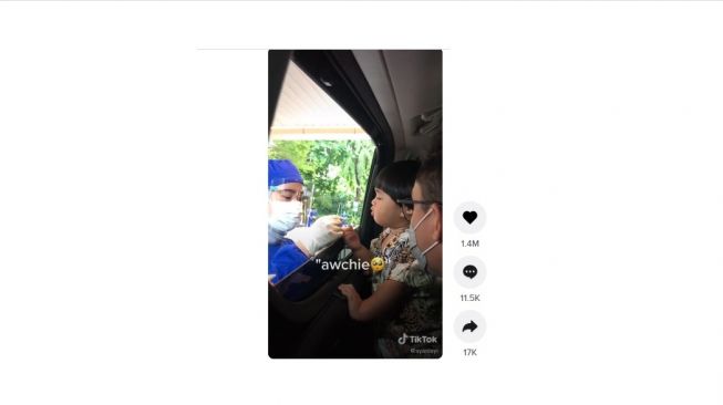 Ekspresi menggemaskan bocah rapid test. [TikTok]