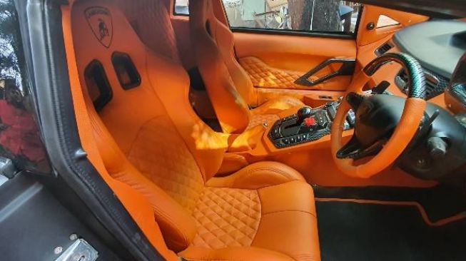 Bagian interior Honda Civic dibuat seperti Lamborghini Aventador (Cartoq)