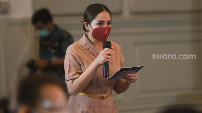 Nagita Goreng Ayam sambil Pakai Mukena, Warganet: Kaya Emak-Emak Biasa