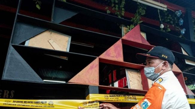 Langgar PSBB Anies, 60 Tempat Kongkow Anak Gaul Jaksel Ditutup Satpol PP