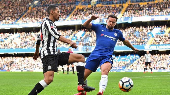 Gelandang Chelsea Danny Drinkwater coba merebut bola dari pemain Newcastle United Isaac Hayden (kiri) di babak keempat Piala FA di Stamford Bridge, London, 28 Januari 2018. [Glyn KIRK / AFP]