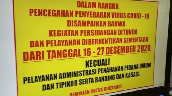 Pengadilan Negeri Kota Makassar di Jalan RA Kartini mengumumkan penutupan pelayanan dan penundaan persidangan. Mulai Tanggal 16 Desember 2020 sampai 27 Desember 2020 / [Foto: Istimewa]