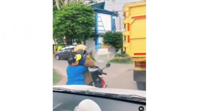 Viral! Video Anak dan Ibu ini Bikin Warganet Menangis