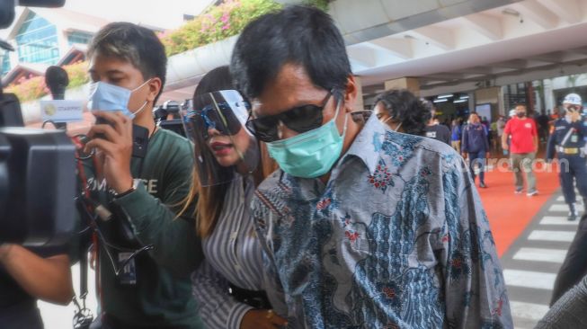 Komedian Kiwil bersama dengan istri mudanya, Eva Bellissima saat tiba di Terminal 2 Bandara Soekarno Hatta, Tangerang, Banten, Rabu (16/12). [Suara.com/Alfian Winanto]