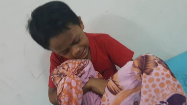 Bikin Nyesek, Momen Bocah Nangis Sesenggukan Gegara Kucingnya Mati Diracun