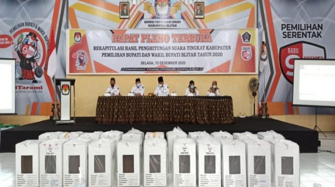 Pleno Rekapitulasi Suara KPU, Mak Rini - Makde Rahmat Pemenang Pilkada Kabupaten Kediri