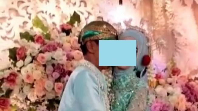 Momen Pengantin Pria 'Nyosor' Pipi saat Foto, Ekspresi Istri Bikin Salfok