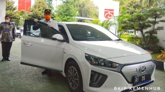 Mobil listrik Hyundai Ioniq menjadi kendaraan dinas Menhub Budi Karya Sumadi dengan nomor polisi RI 35. [Antara]