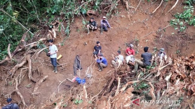 Istirahat Usai Bersihkan Kebun, Seorang Pria Tewas Tertimbun Longsor