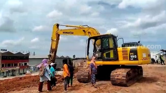 Emak-Emak Stop Pembangunan Tol JORR II: Ini Masih Tanah Kami