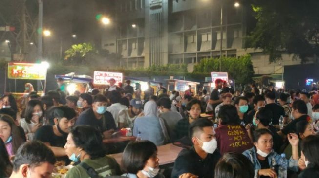 Langgar Prokes, Pemkot Jakpus Tutup Lapak Sate Taichan di Senayan City