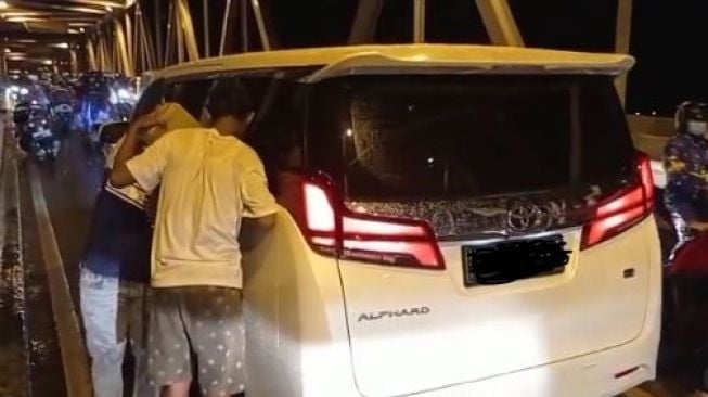 Mobil Alphard Mogok Kehabisan Bensin, Netizen Keheranan