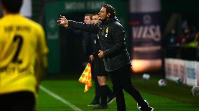 Pelatih sementara atau caretaker Borussia Dortmund, Edin Terzic saat memimpin timnya menghadapi Werder Bremen dalam lanjutan Bundesliga Jerman di Wohninvest Weserstadion, Rabu (16/12/2020) dini hari WIB. [Patrik Stollarz / AFP / POOL]