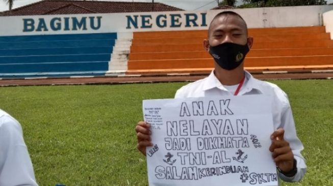 Alhamdulillah, Sulkifli Anak Nelayan yang Naik Perahu Lulus TNI AL