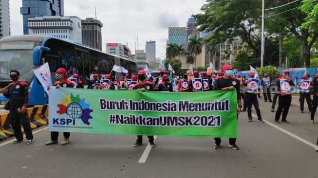 Massa buruh KSPI demo tolak UU Cipta Kerja, Rabu (16/12/2020). (Suara.com/Bagaskara)