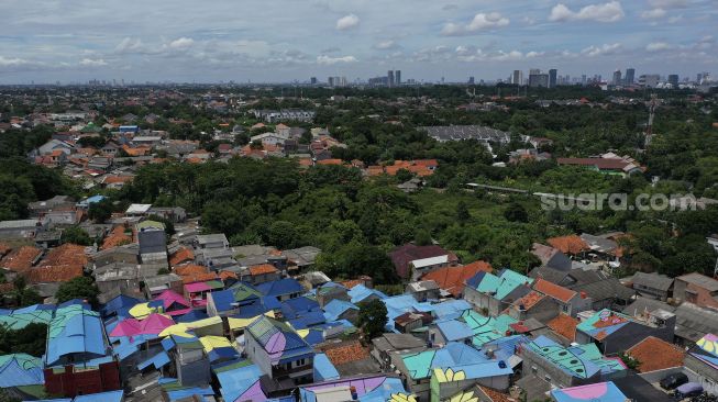 Foto udara atap hunian warga yang dicat di RT 012, RW 001 Kelurahan Lenteng Agung, Jagakarsa, Jakarta, Rabu (16/12/2020). [Suara.com/Angga Budhiyanto]