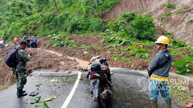 Jalur Geopark Ciletuh Ruas Loji- Puncak Darma Sukabumi Tertutup Longsor