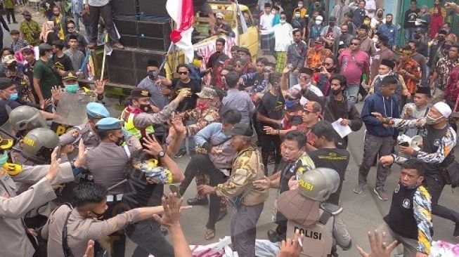 Paksa Masuk ke KPU Tasikmalaya, Massa FPMD Bentrok dengan Polisi