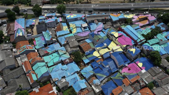 Foto udara atap hunian warga yang dicat di RT 012, RW 001 Kelurahan Lenteng Agung, Jagakarsa, Jakarta, Rabu (16/12/2020). [Suara.com/Angga Budhiyanto]