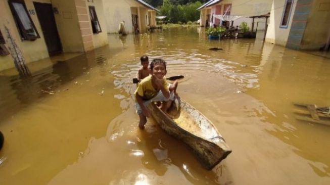 Banjir di perumahan nelayan Sukadana, Kayong Utara, Kalbar. (Antara/HO)