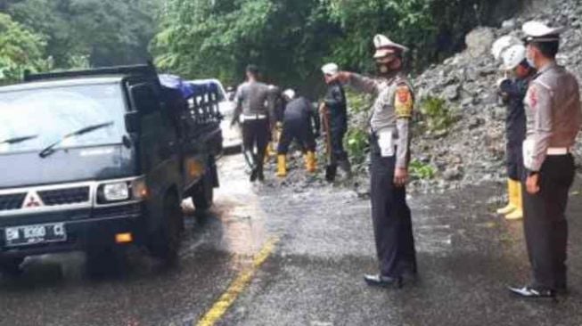 Hujan Deras, Jalan Utama Padang - Bukittinggi Diterjang Longsor