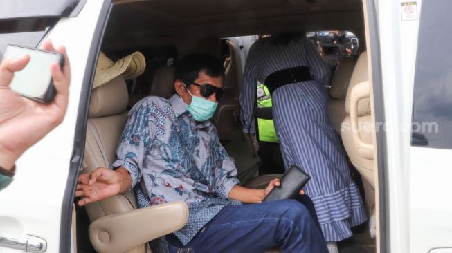 Komedian Kiwil bersama dengan istri mudanya, Eva Bellissima di dalam mobilnya saat ditemui di Terminal 2 Bandara Soekarno Hatta, Tangerang, Banten, Rabu (16/12). [Suara.com/Alfian Winanto]